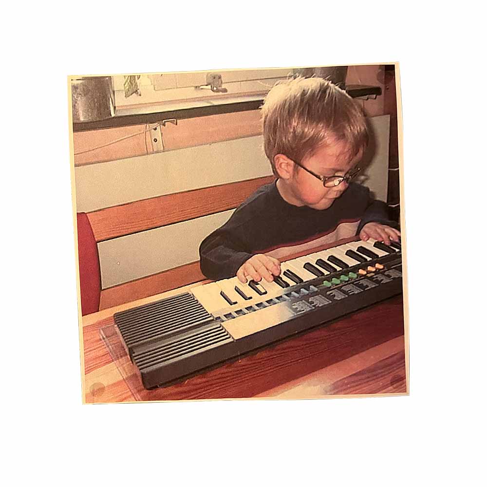 Bild på mig (alex) som liten med en synth.